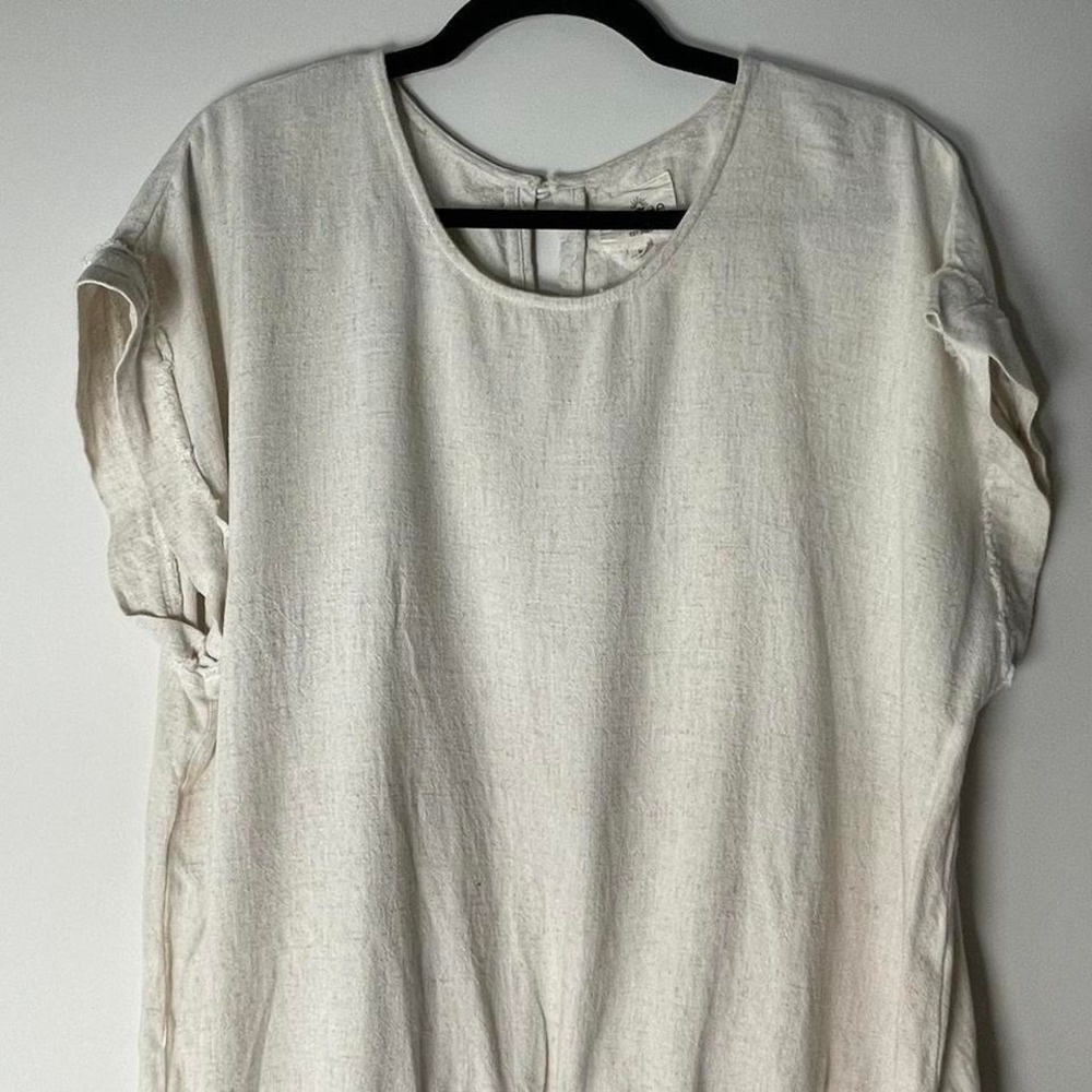 Cream linen blend blouse short sleeves and a relaxed fit, bottom draw string